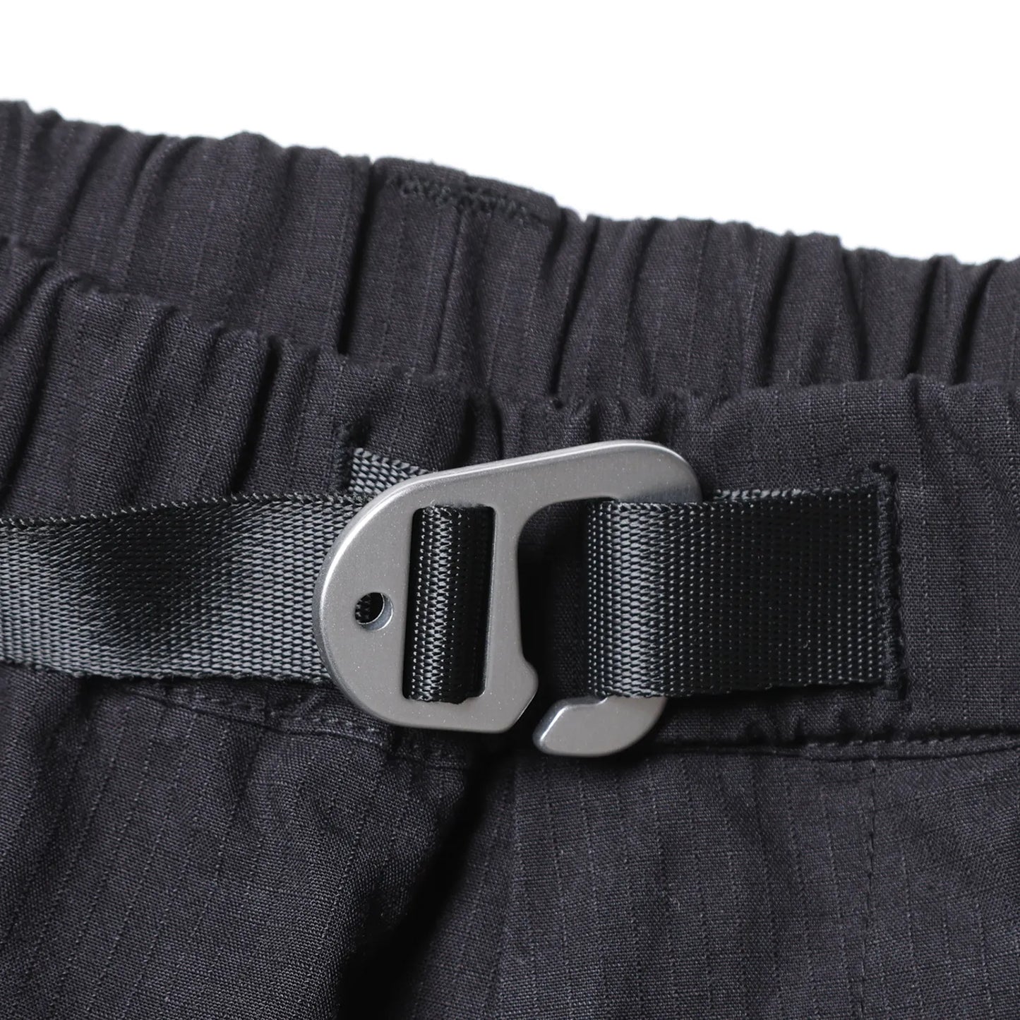 Liberaiders(リベレイダース)の高機能ナイロンショーツ「CORDURA RIP UTILITY SHORTS」のBLACKカラーのウエストバックル部分の写真