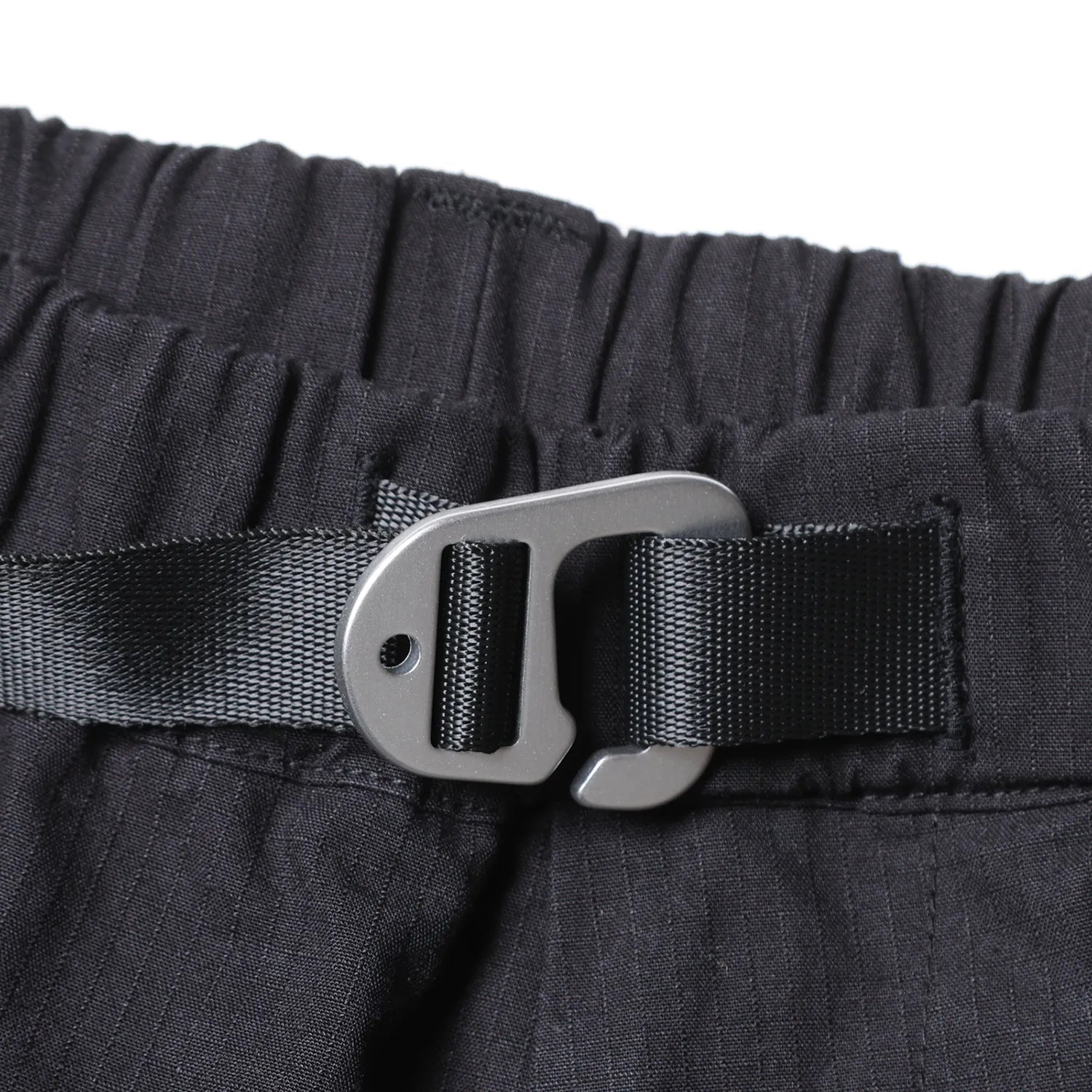 Liberaiders(リベレイダース)の高機能ナイロンショーツ「CORDURA RIP UTILITY SHORTS」のBLACKカラーのウエストバックル部分の写真