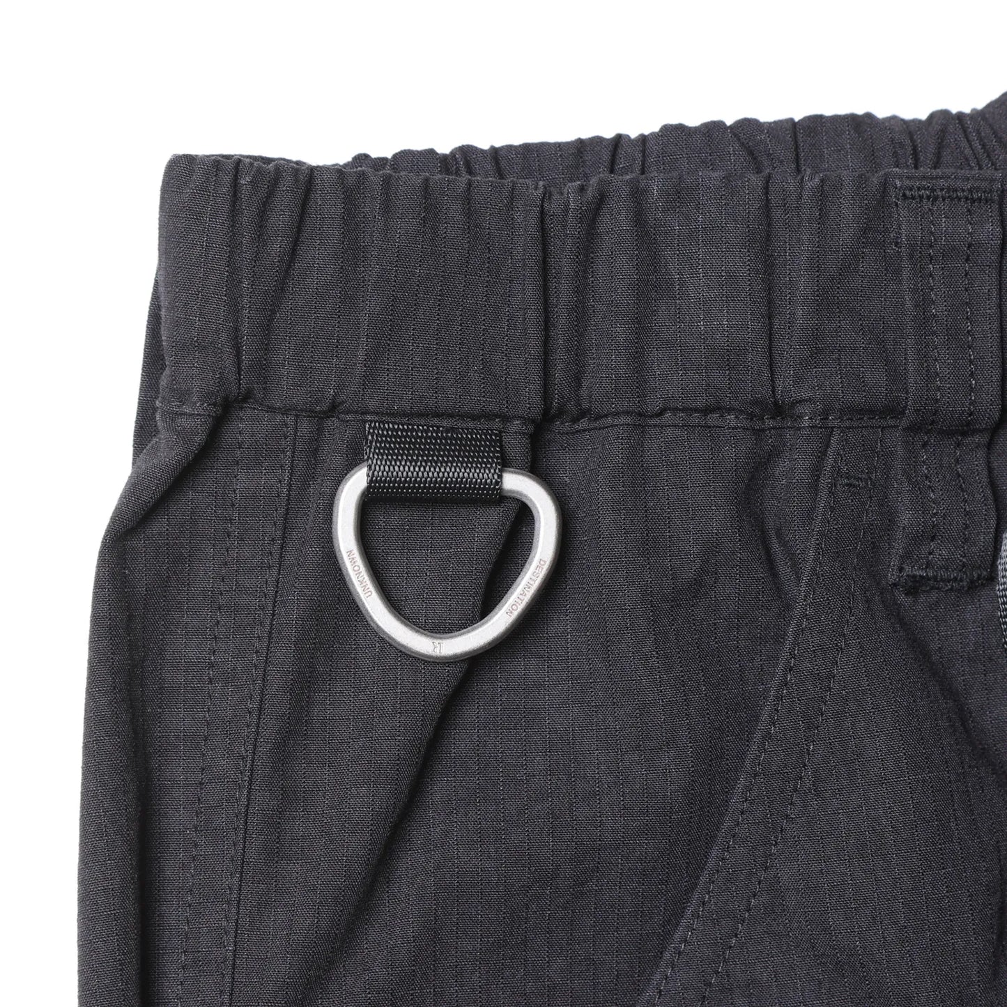 Liberaiders(リベレイダース)の高機能ナイロンショーツ「CORDURA RIP UTILITY SHORTS」のBLACKカラーのポケット部のメタルパーツの写真