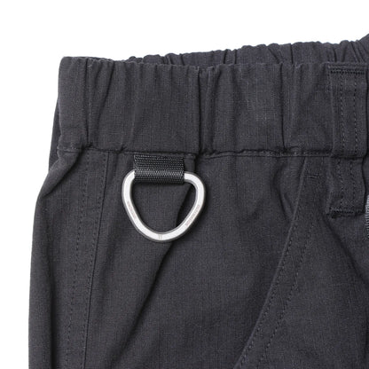 Liberaiders(リベレイダース)の高機能ナイロンショーツ「CORDURA RIP UTILITY SHORTS」のBLACKカラーのポケット部のメタルパーツの写真