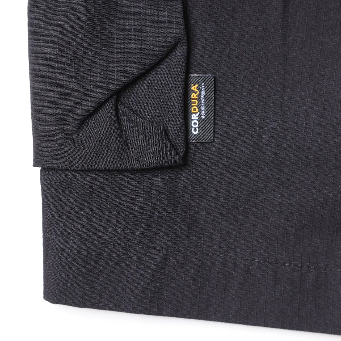 Liberaiders(リベレイダース)の高機能ナイロンショーツ「CORDURA RIP UTILITY SHORTS」のBLACKカラーのコーデュラナイロンを証明する製品タグの写真