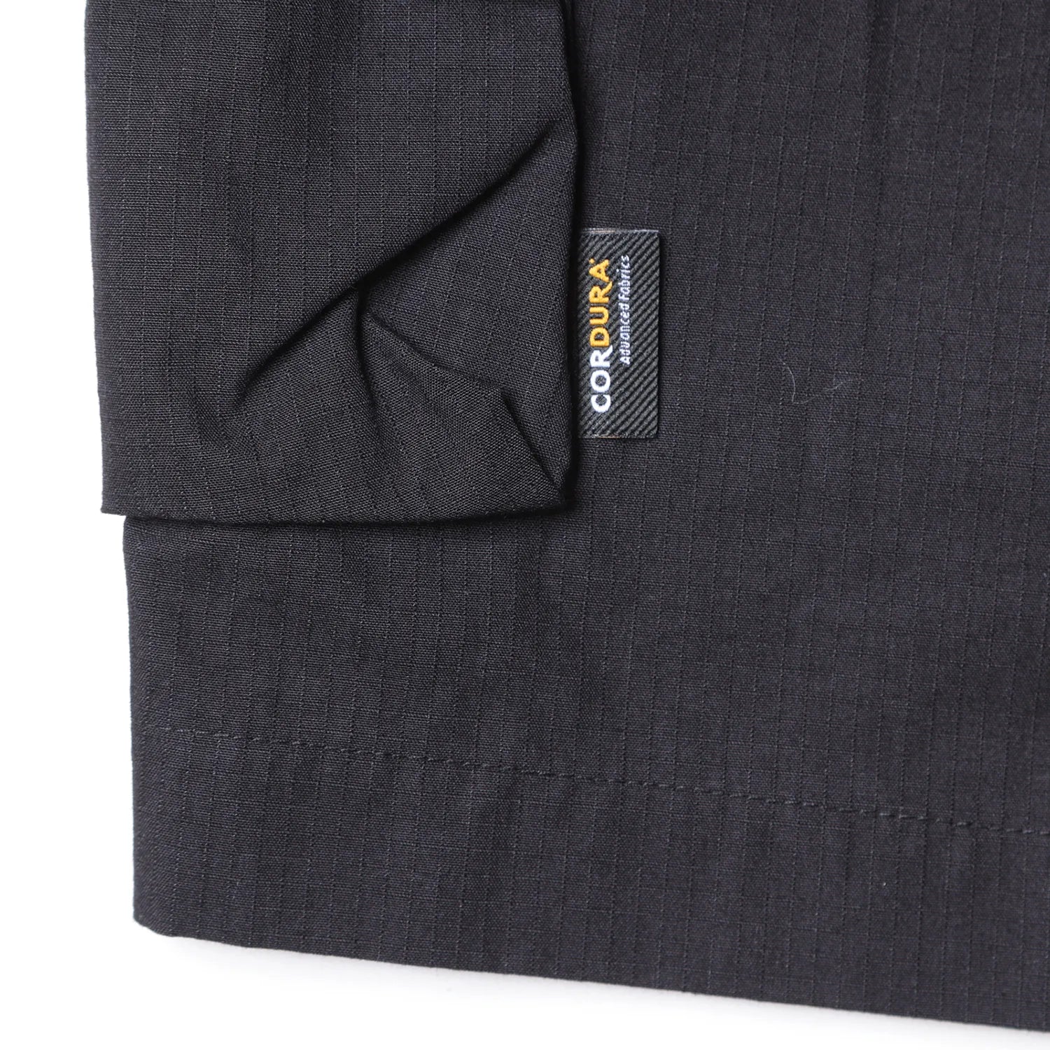 Liberaiders(リベレイダース)の高機能ナイロンショーツ「CORDURA RIP UTILITY SHORTS」のBLACKカラーのコーデュラナイロンを証明する製品タグの写真