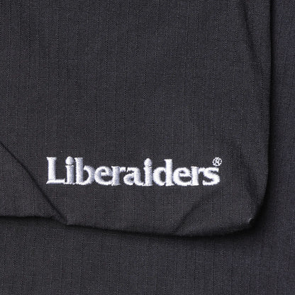 Liberaiders(リベレイダース)の高機能ナイロンショーツ「CORDURA RIP UTILITY SHORTS」のBLACKカラーの刺繍で入るブランドロゴの写真