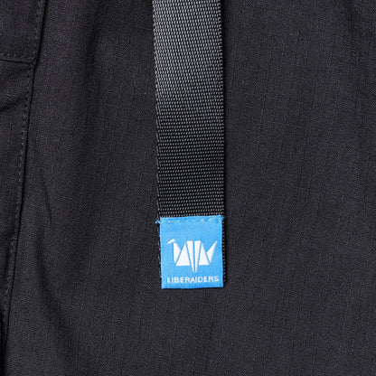 Liberaiders(リベレイダース)の高機能ナイロンショーツ「CORDURA RIP UTILITY SHORTS」のBLACKカラーのベルト先端のロゴデザインの写真