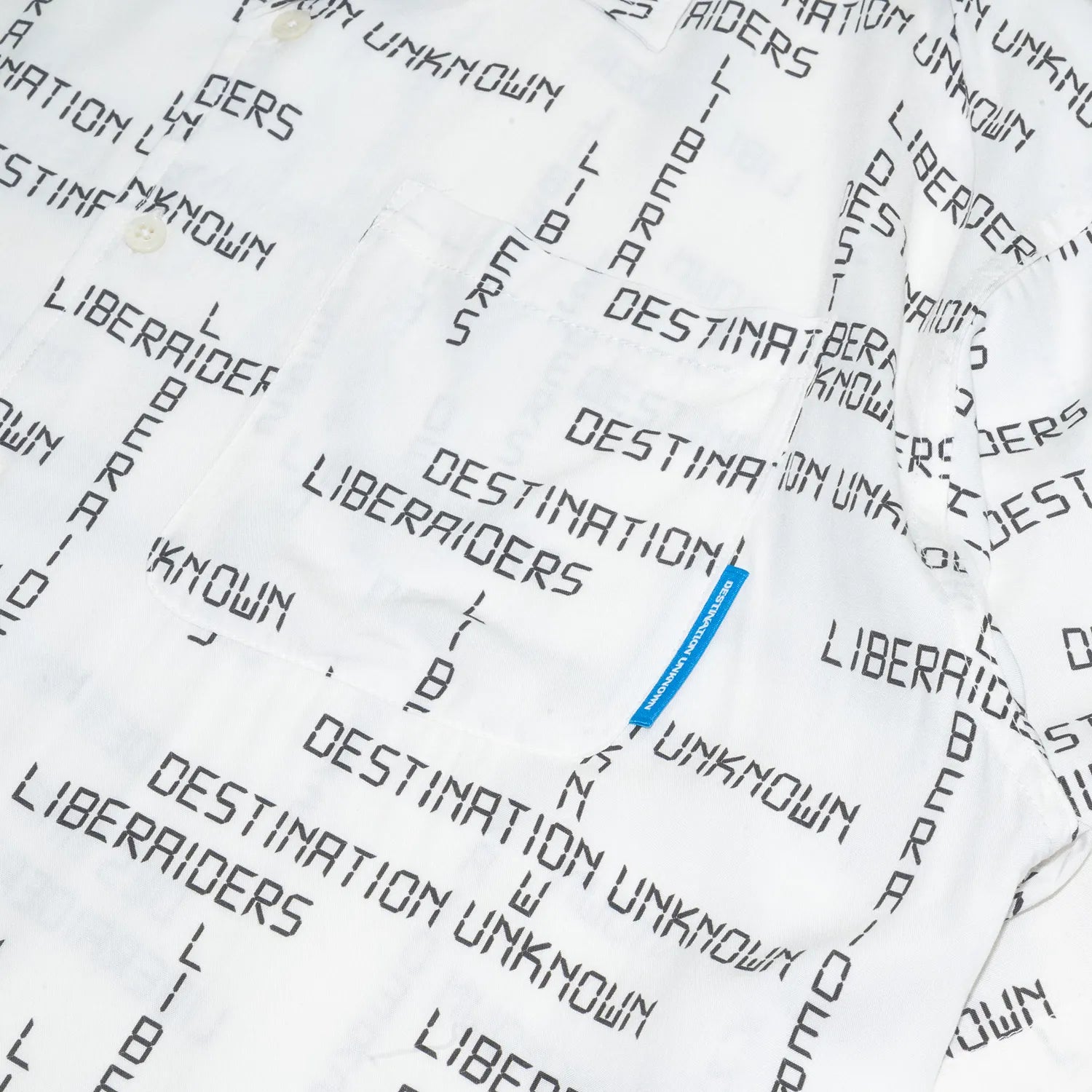 Liberaiders(リベレイダース)のレーヨン素材を使用した開襟シャツ「DIGITAL LOGO RAYON S/S SHIRT」の胸ポケットの写真