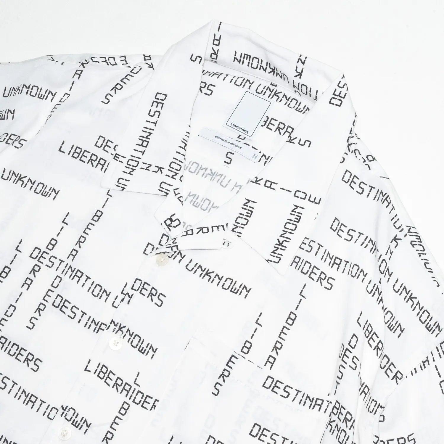 Liberaiders(リベレイダース)のレーヨン素材を使用した開襟シャツ「DIGITAL LOGO RAYON S/S SHIRT」の襟元の写真
