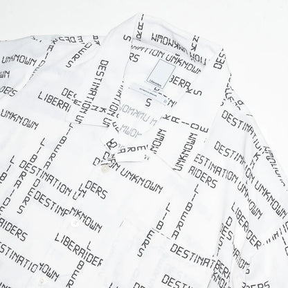 Liberaiders(リベレイダース)のレーヨン素材を使用した開襟シャツ「DIGITAL LOGO RAYON S/S SHIRT」の襟元の写真