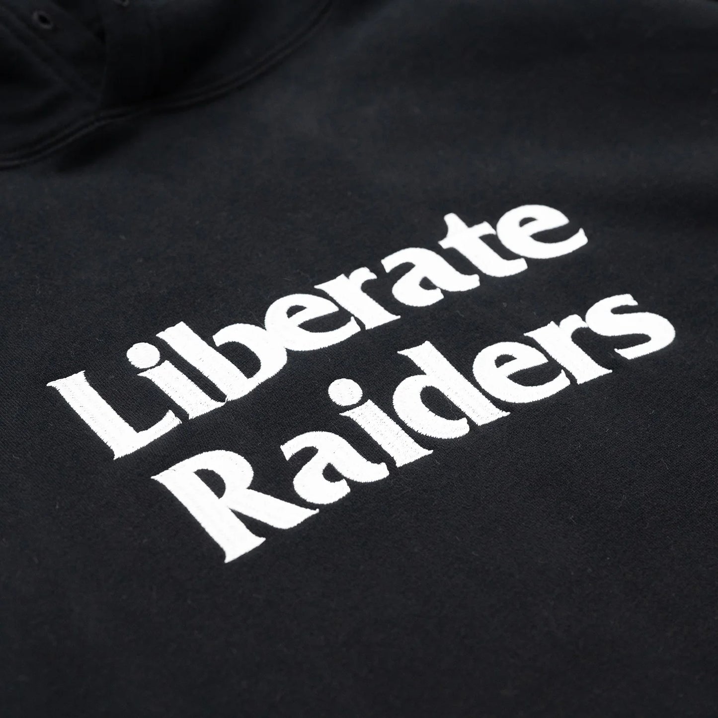 Liberaiders(リベレイダース)のフロントにデザインがプリントされた肉厚なフーディ(パーカー)「LR EMBROIDERY HOODIE」のBLACKカラーの正面のプリントデザインの写真