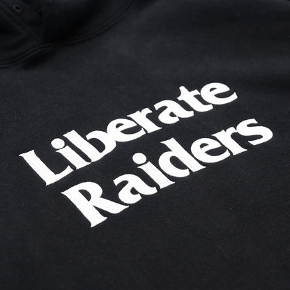 Liberaiders(リベレイダース)のフロントにデザインがプリントされた肉厚なフーディ(パーカー)「LR EMBROIDERY HOODIE」のBLACKカラーの正面のプリントデザインの写真