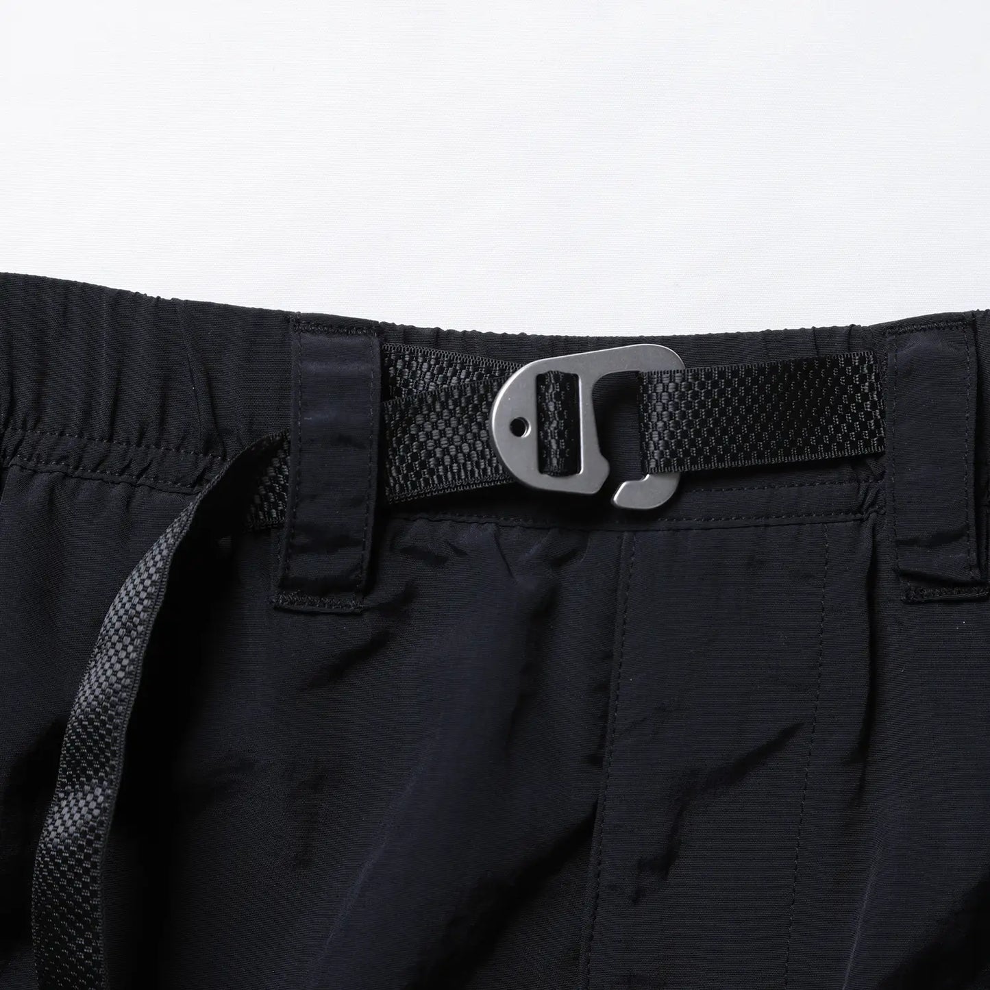 Liberaiders(リベレイダース)のサプレックスナイロン製のショーツ「SUPPLEX NYLON SHORTS」のBLACKカラーのウエストベルトの写真