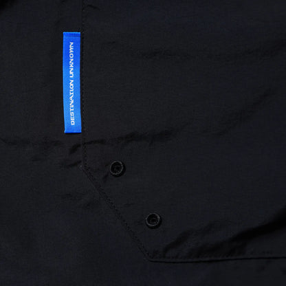 Liberaiders(リベレイダース)のサプレックスナイロン製のショーツ「SUPPLEX NYLON SHORTS」のBLACKカラーのバックポケットとブランドタグの写真