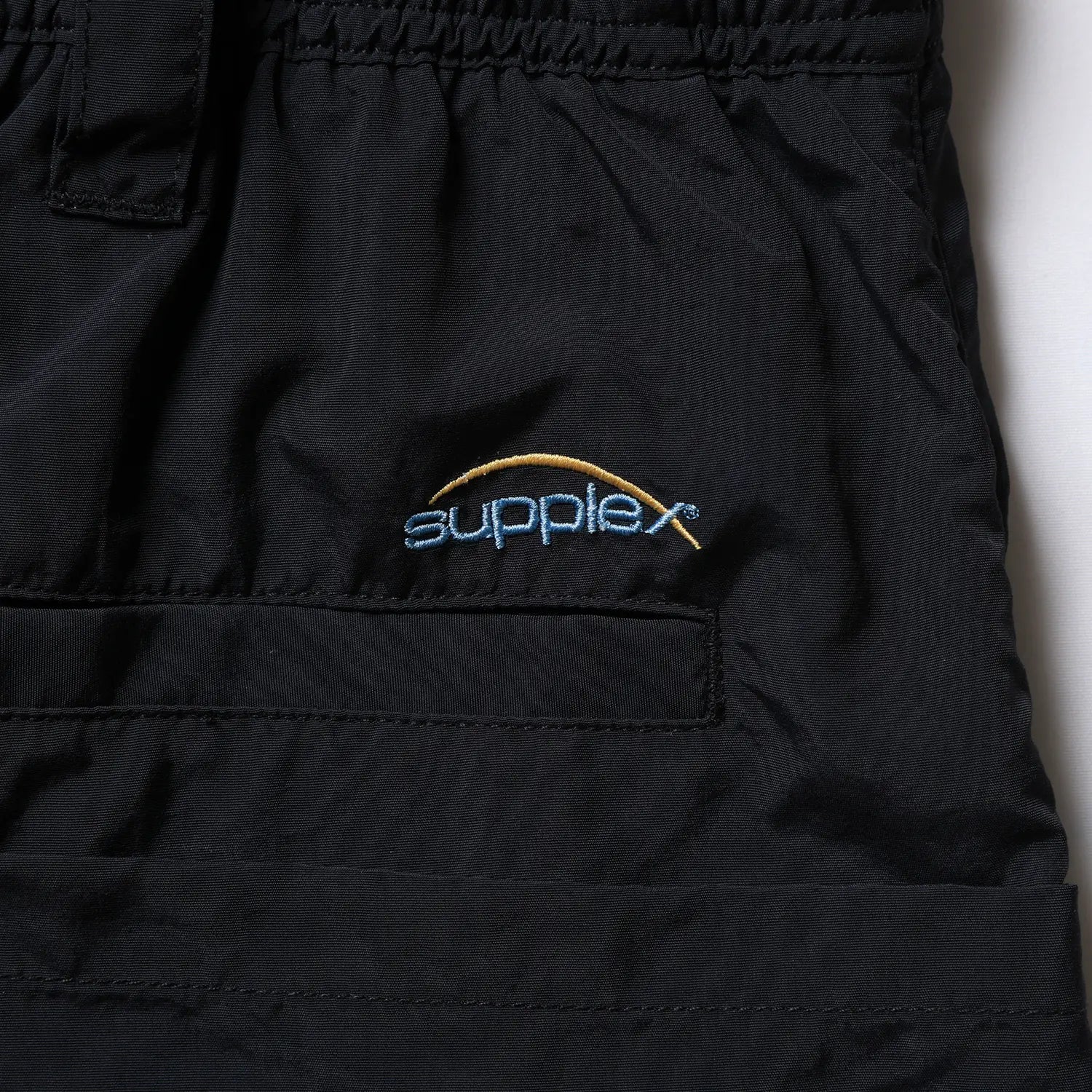 Liberaiders(リベレイダース)のサプレックスナイロン製のショーツ「SUPPLEX NYLON SHORTS」のBLACKカラーのsupplexの刺繍写真