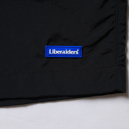 Liberaiders(リベレイダース)のサプレックスナイロン製のショーツ「SUPPLEX NYLON SHORTS」のBLACKカラーのブランドぱブランドパッチ写真