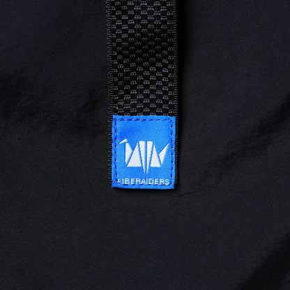 Liberaiders(リベレイダース)のサプレックスナイロン製のショーツ「SUPPLEX NYLON SHORTS」のBLACKカラーのベルト先端のデザイン写真