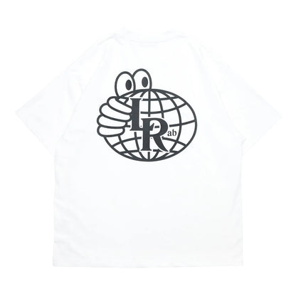 LAST RESORT ABのATLASロゴが背面にプリントされた定番のTシャツ「AB ATLAS MONOGRAM TEE」のWHITEカラーの背面からの商品写真