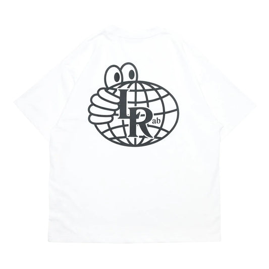 LAST RESORT ABのATLASロゴが背面にプリントされた定番のTシャツ「AB ATLAS MONOGRAM TEE」のWHITEカラーの背面からの商品写真