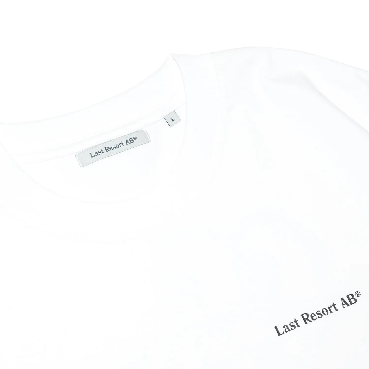 LAST RESORT ABのATLASロゴが背面にプリントされた定番のTシャツ「AB ATLAS MONOGRAM TEE」のWHITEカラーの襟元の写真