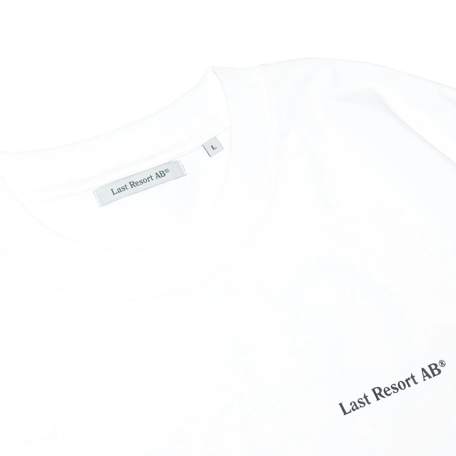 LAST RESORT ABのATLASロゴが背面にプリントされた定番のTシャツ「AB ATLAS MONOGRAM TEE」のWHITEカラーの襟元の写真