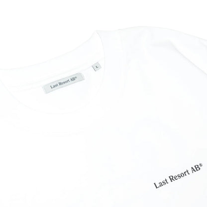 LAST RESORT ABのATLASロゴが背面にプリントされた定番のTシャツ「AB ATLAS MONOGRAM TEE」のWHITEカラーの襟元の写真