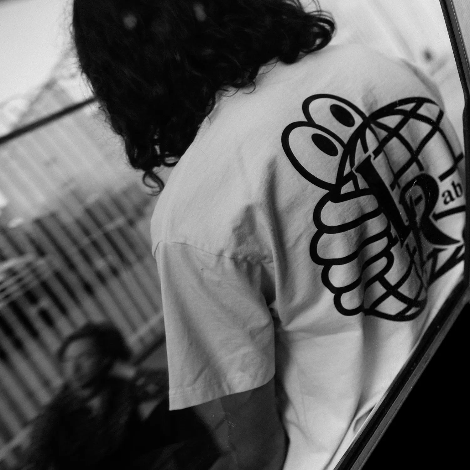 LAST RESORT ABのATLASロゴが背面にプリントされた定番のTシャツ「AB ATLAS MONOGRAM TEE」のWHITEカラーの着用写真
