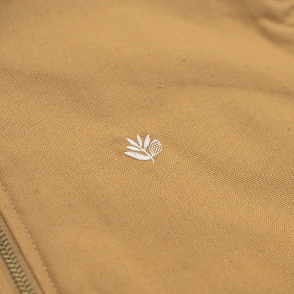 表地はコットンキャンバス、裏地にキルティングを配したMagenta(マジェンタ)のベスト「BUILD CANVAS VEST」のOCRAカラーの左胸のPLANTロゴのワンポイント刺繍の写真