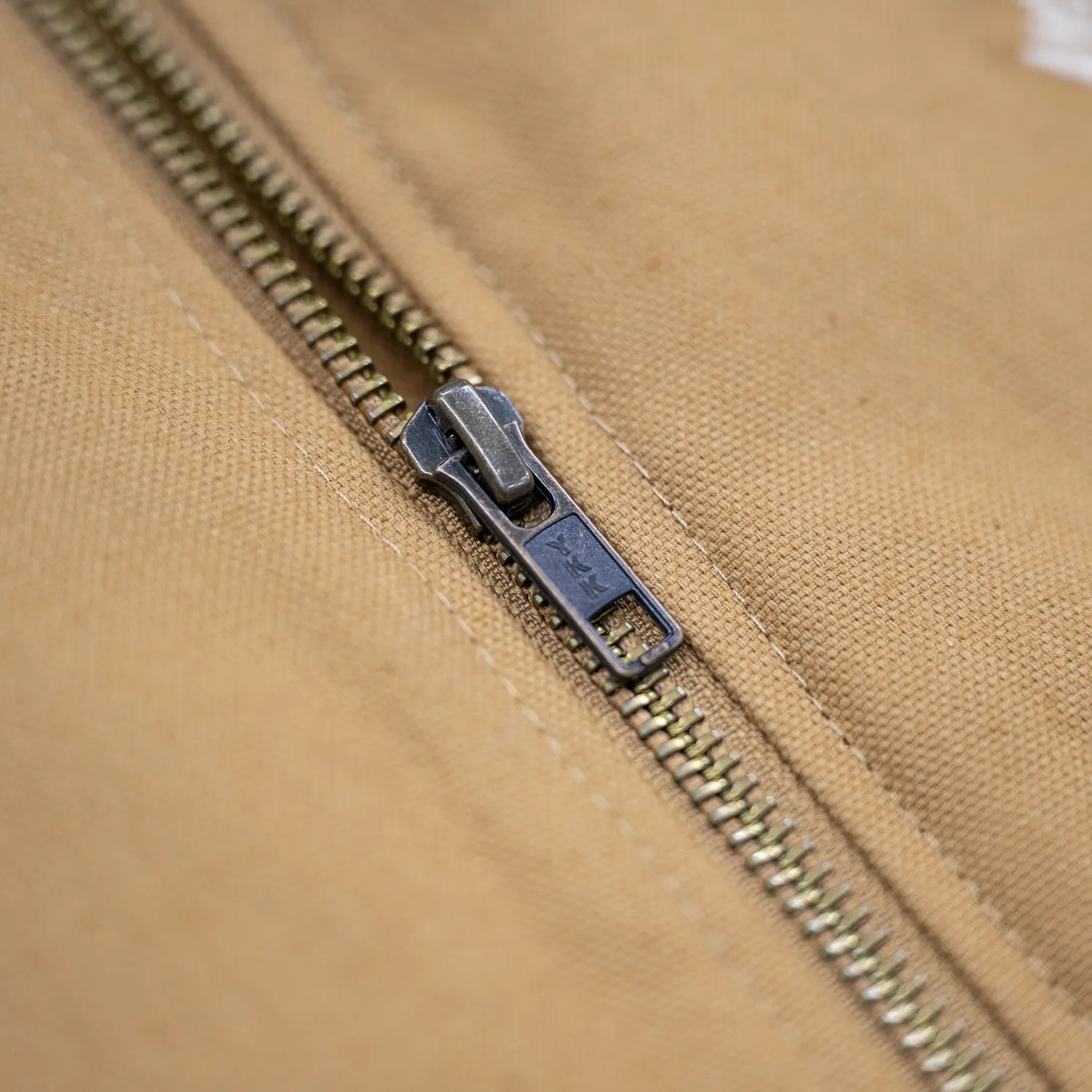 表地はコットンキャンバス、裏地にキルティングを配したMagenta(マジェンタ)のベスト「BUILD CANVAS VEST」のOCRAカラーのフロントジップアップの写真