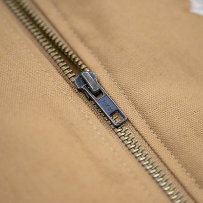 表地はコットンキャンバス、裏地にキルティングを配したMagenta(マジェンタ)のベスト「BUILD CANVAS VEST」のOCRAカラーのフロントジップアップの写真