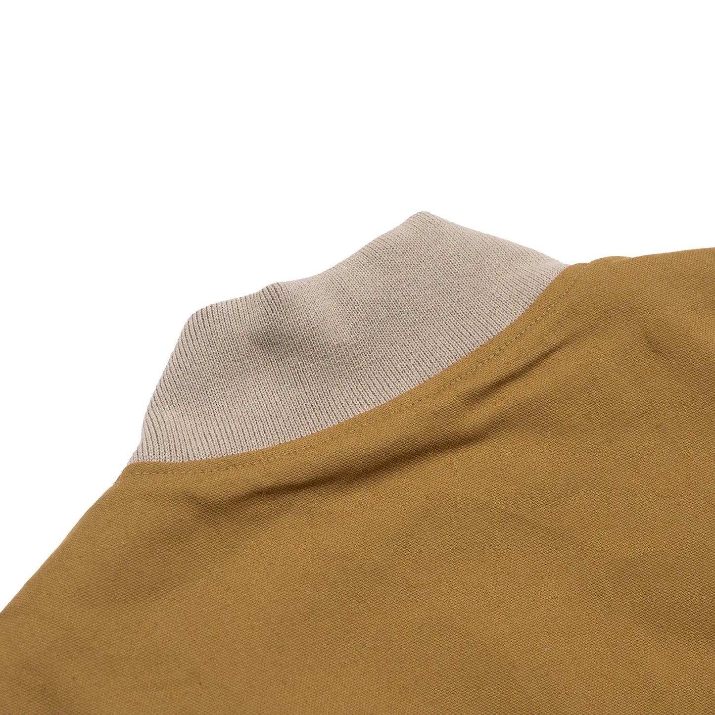 表地はコットンキャンバス、裏地にキルティングを配したMagenta(マジェンタ)のベスト「BUILD CANVAS VEST」のOCRAカラーの背面からの襟もとの写真