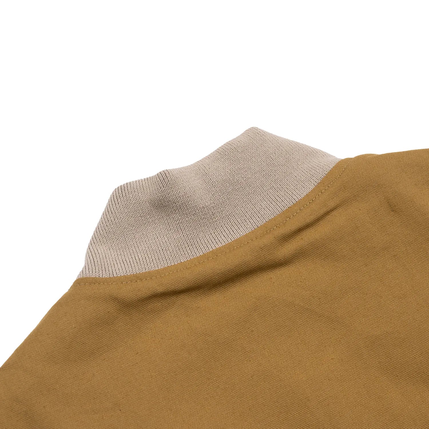 表地はコットンキャンバス、裏地にキルティングを配したMagenta(マジェンタ)のベスト「BUILD CANVAS VEST」のOCRAカラーの背面からの襟もとの写真