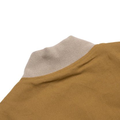 表地はコットンキャンバス、裏地にキルティングを配したMagenta(マジェンタ)のベスト「BUILD CANVAS VEST」のOCRAカラーの背面からの襟もとの写真