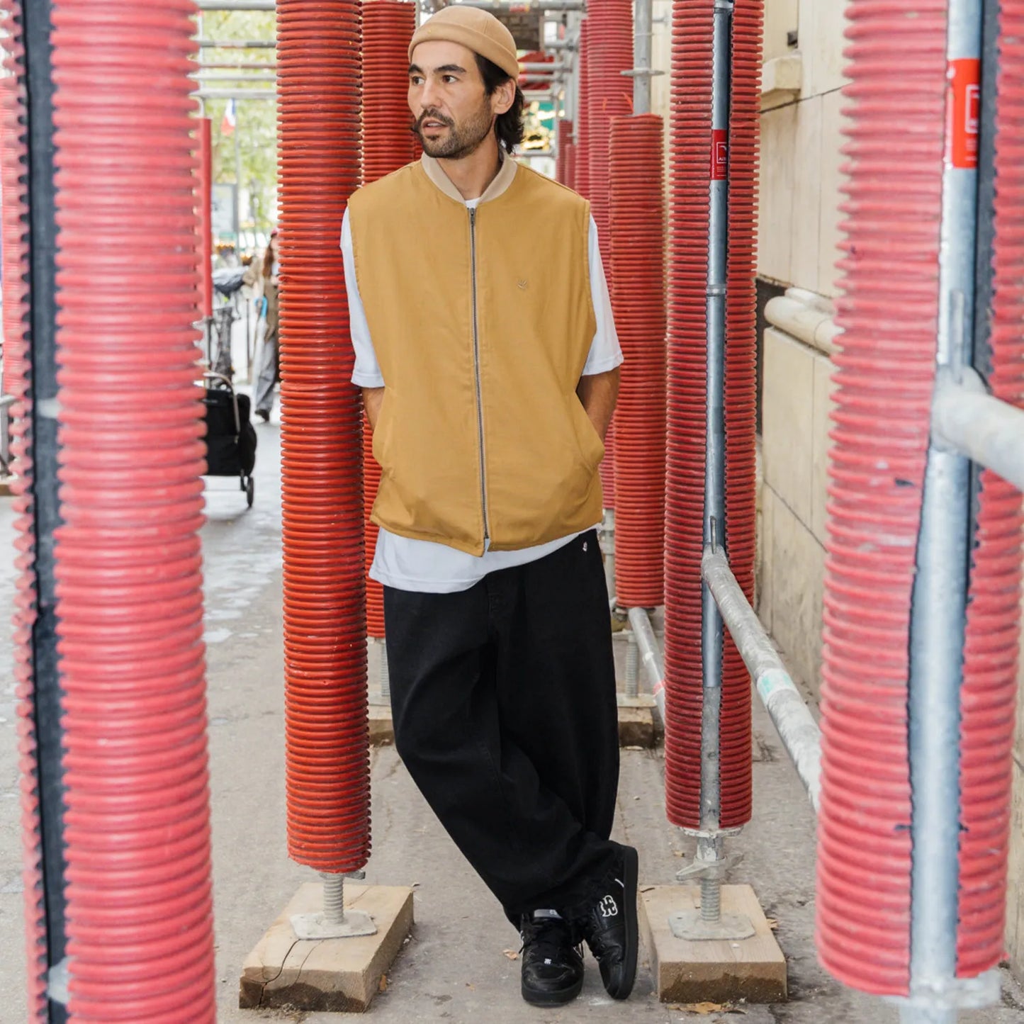 表地はコットンキャンバス、裏地にキルティングを配したMagenta(マジェンタ)のベスト「BUILD CANVAS VEST」のOCRAカラーのcモデル着用写真