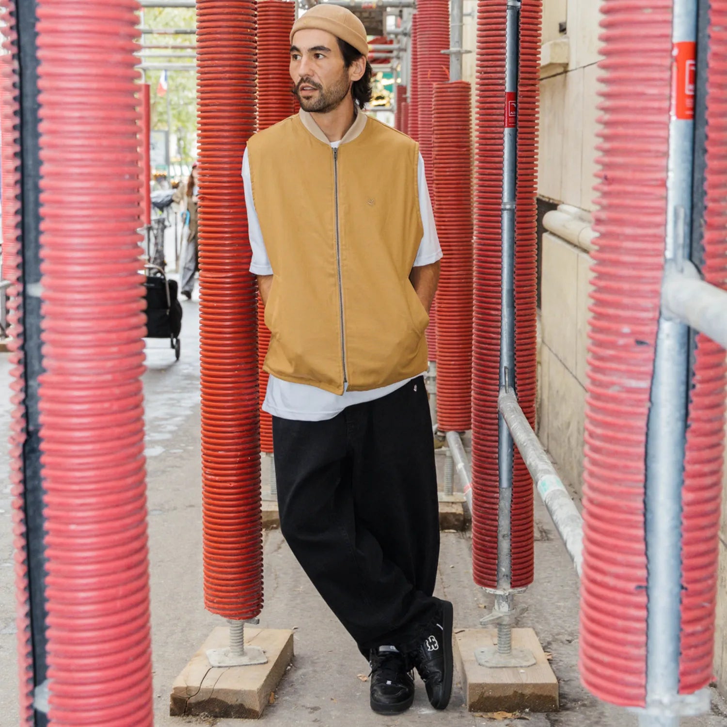 表地はコットンキャンバス、裏地にキルティングを配したMagenta(マジェンタ)のベスト「BUILD CANVAS VEST」のOCRAカラーのcモデル着用写真