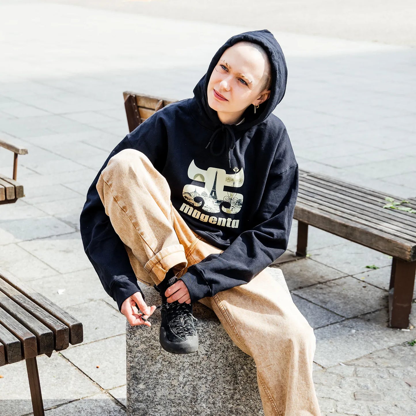 「Magenta Skateboards」と「I-Path」による限定コラボパーカー「MAGENPATH HOODIE」の正面からの着用写真