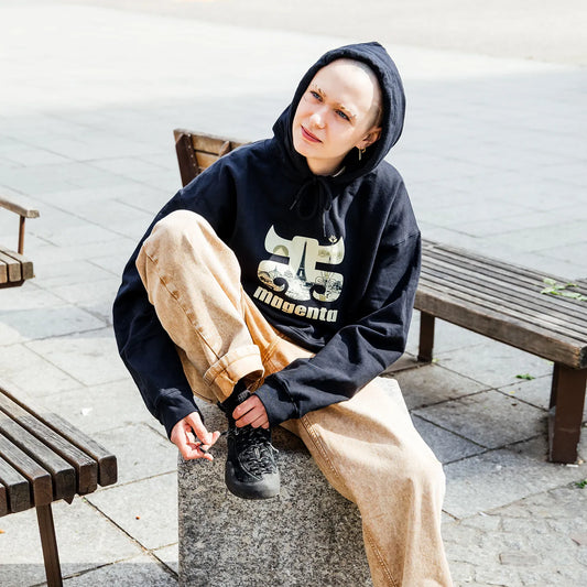 「Magenta Skateboards」と「I-Path」による限定コラボパーカー「MAGENPATH HOODIE」の正面からの着用写真