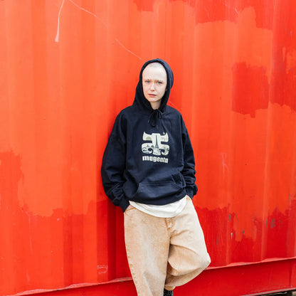 「Magenta Skateboards」と「I-Path」による限定コラボパーカー「MAGENPATH HOODIE」の正面からの立ち姿の着用写真