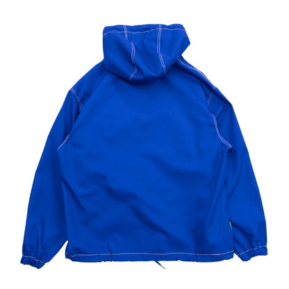 MAGENTA(マジェンタ)から待望の復刻を果たしたスケートの歴史に深く刻まれたTOM PENNYのあの伝説的アノラックジャケット「TOM 96 JACKET」のBLUEカラーの背面からの商品写真