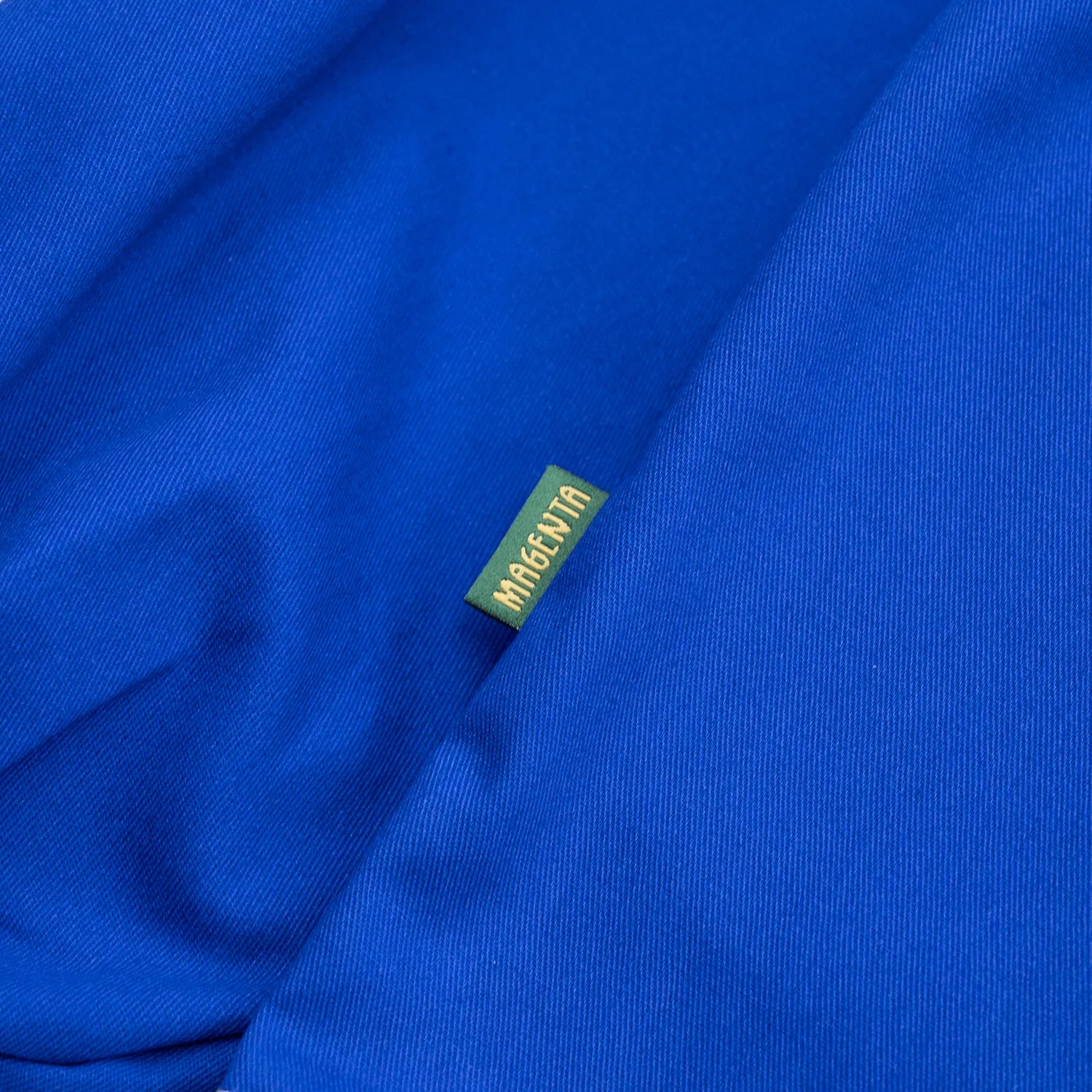 MAGENTA(マジェンタ)から待望の復刻を果たしたスケートの歴史に深く刻まれたTOM PENNYのあの伝説的アノラックジャケット「TOM 96 JACKET」のBLUEカラーの右脇のピスネームの写真