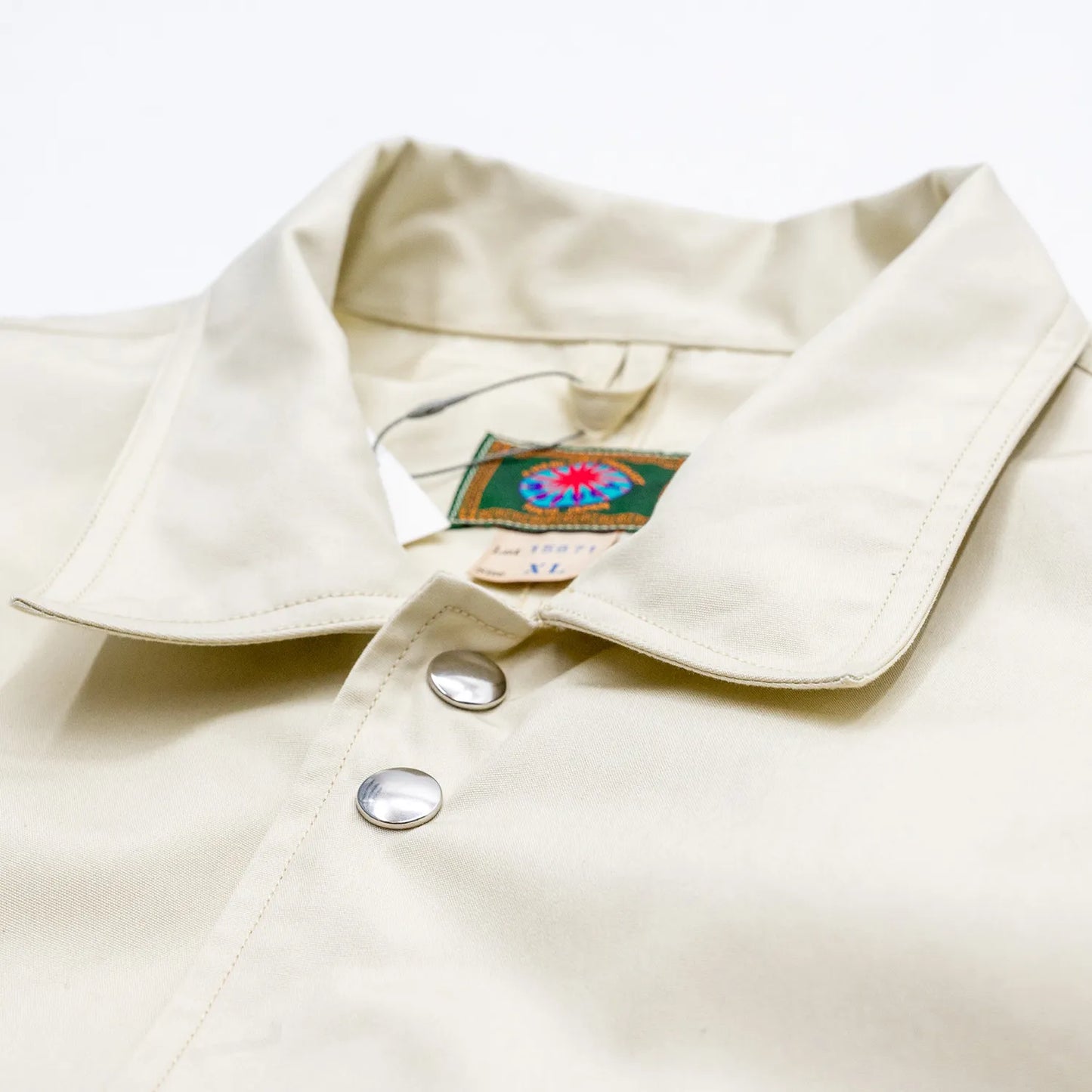 東洋エンタープライズの「MODUCT(モダクト)」の「POPLIN JACKET」のOFF WHITEカラーの襟元の商品写真