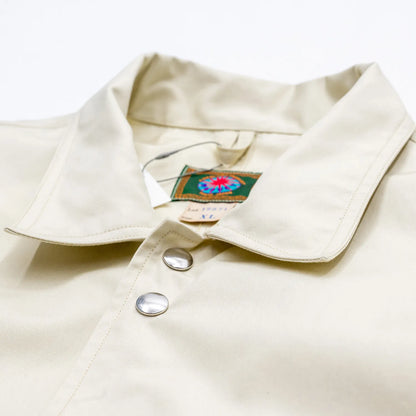 東洋エンタープライズの「MODUCT(モダクト)」の「POPLIN JACKET」のOFF WHITEカラーの襟元の商品写真