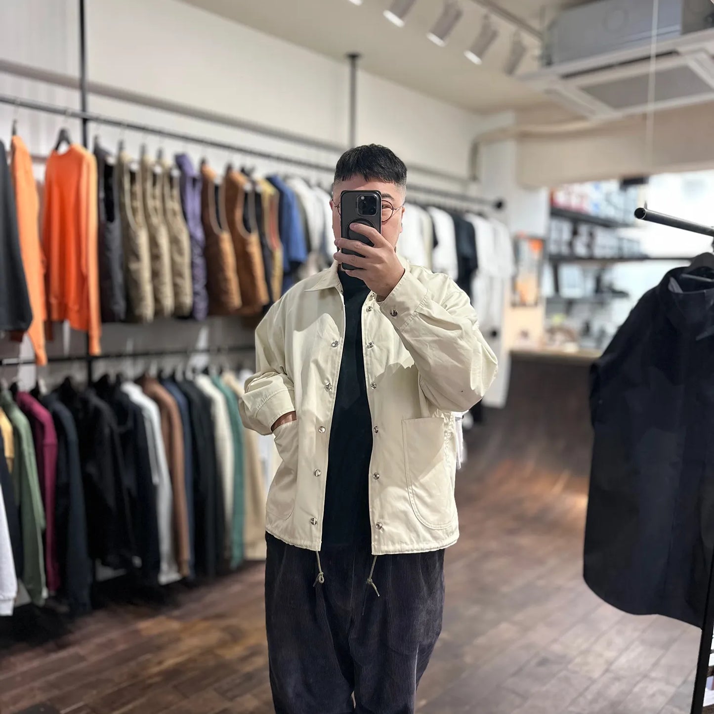 東洋エンタープライズの「MODUCT(モダクト)」の「POPLIN JACKET」のOFF WHITEカラーの前を開いた着用写真