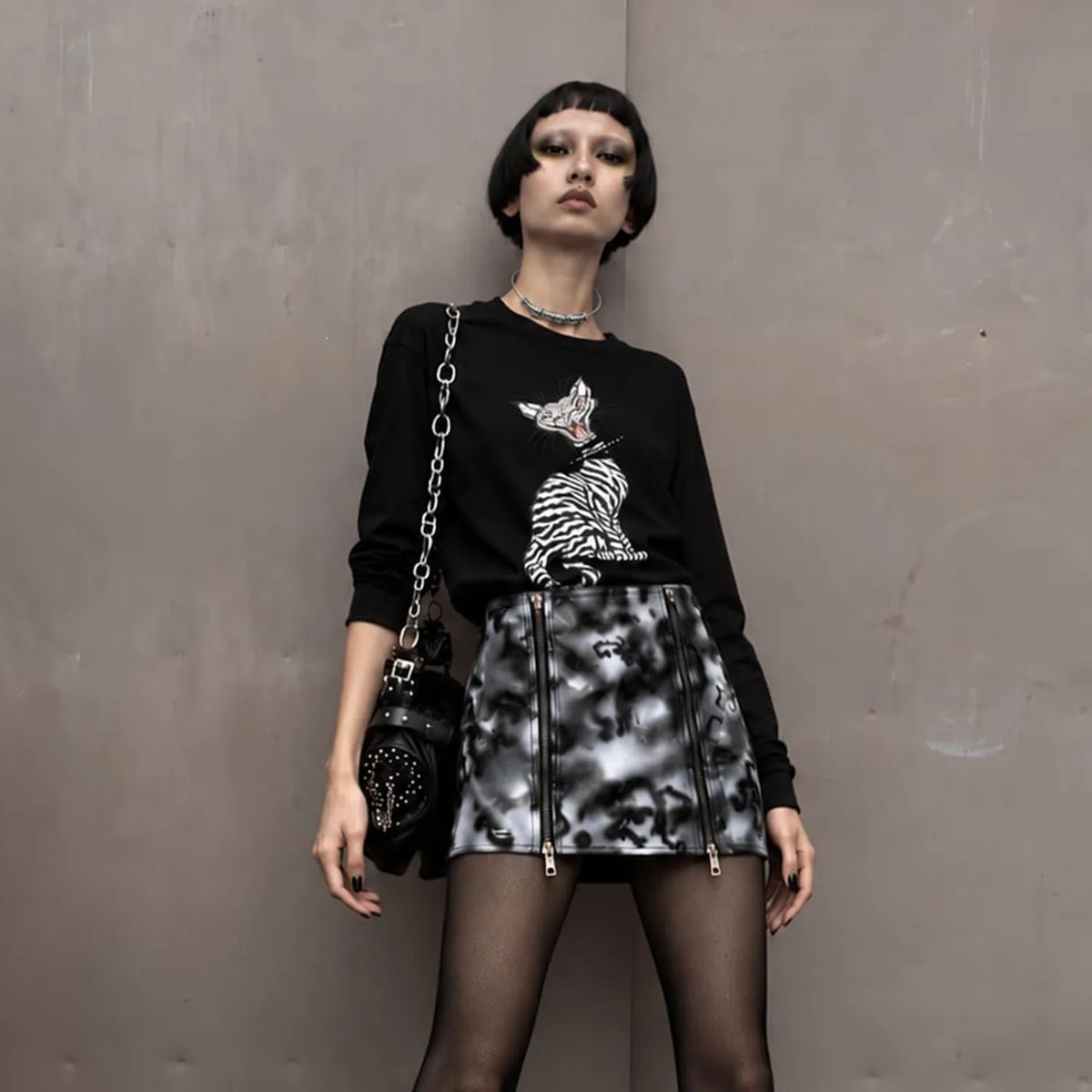 MAISON SHAKE JUNZI / CAT CUT HERE L/S TEE - BLACK