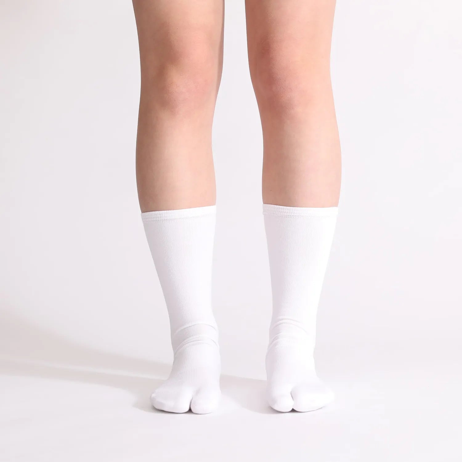 NODAL（ノーダル）の優れた吸汗速乾性と軽量性と保温性を兼ね備えた高機能ソックス「COOLMAX EcoMade FIBER SOCKS」のWHITEカラーの正面からの着用写真