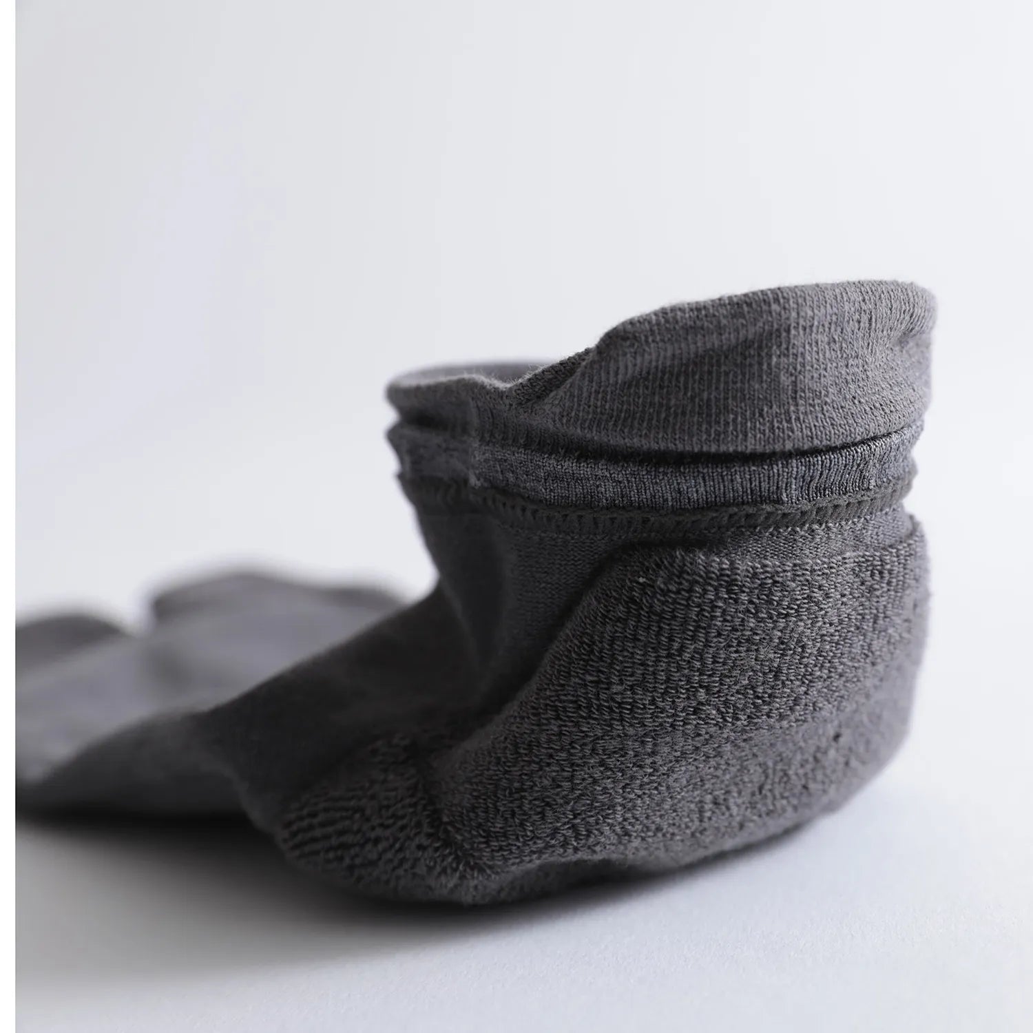 NODAL（ノーダル）のCOTTONとCORDURAナイロンの混紡ソックス「CORDURA 60/40 ANKLE SOCKS」のGREYカラーのイメージ写真