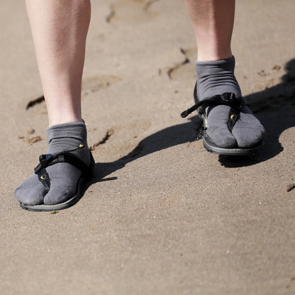 NODAL（ノーダル）のCOTTONとCORDURAナイロンの混紡ソックス「CORDURA 60/40 ANKLE SOCKS」のGREYカラーの着用写真