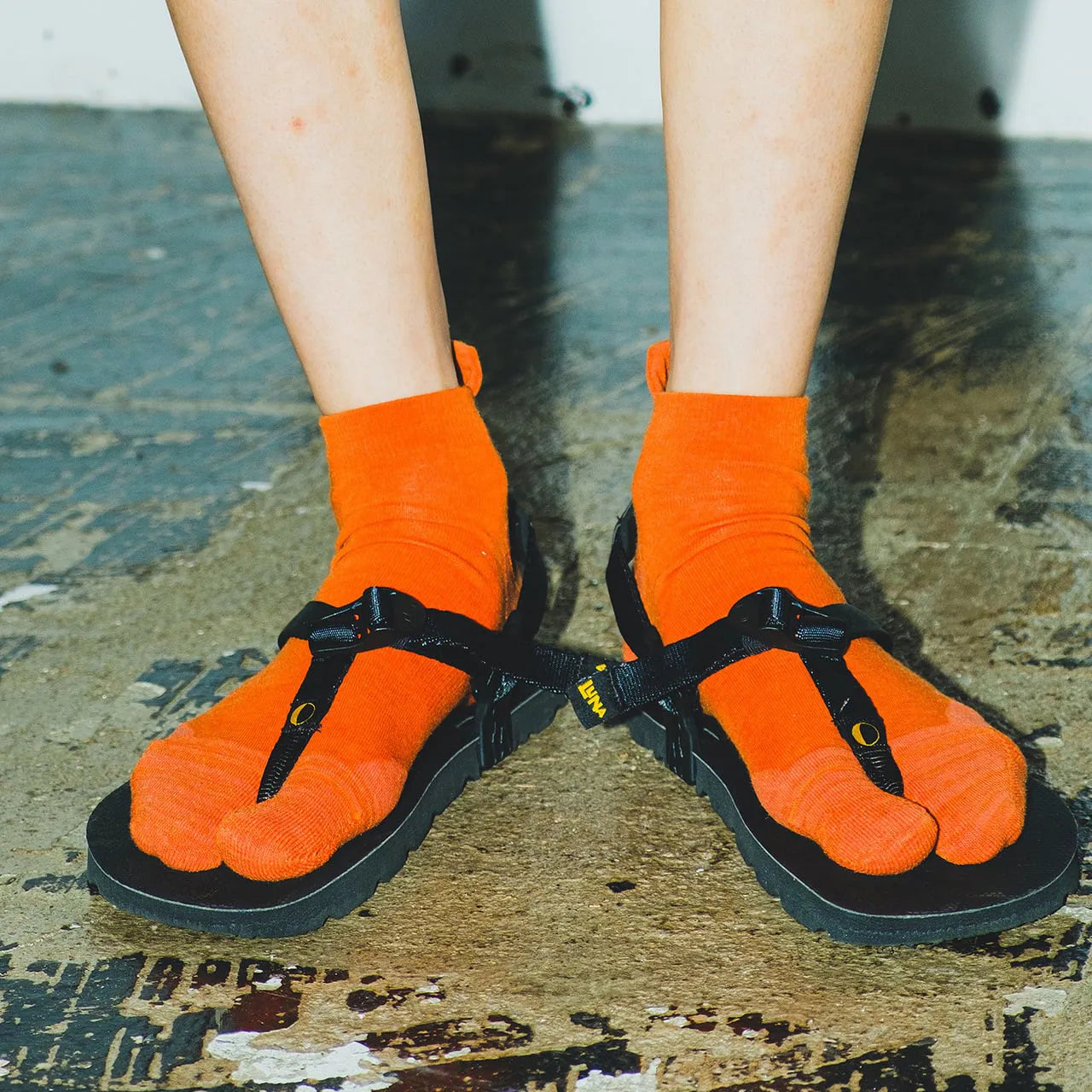 NODAL（ノーダル）のCOTTONとCORDURAナイロンの混紡ソックス「CORDURA 60/40 ANKLE SOCKS」のORANGEカラーの着用写真