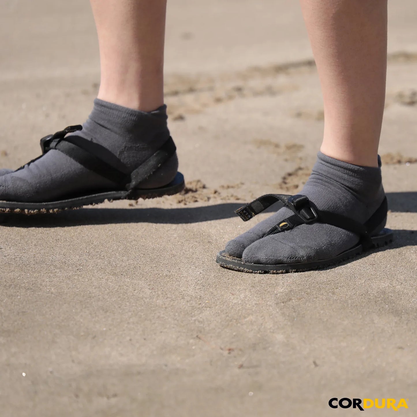 NODAL（ノーダル）のCOTTONとCORDURAナイロンの混紡ソックス「CORDURA 60/40 ANKLE SOCKS」のGREYカラーの斜め正面からの着用写真