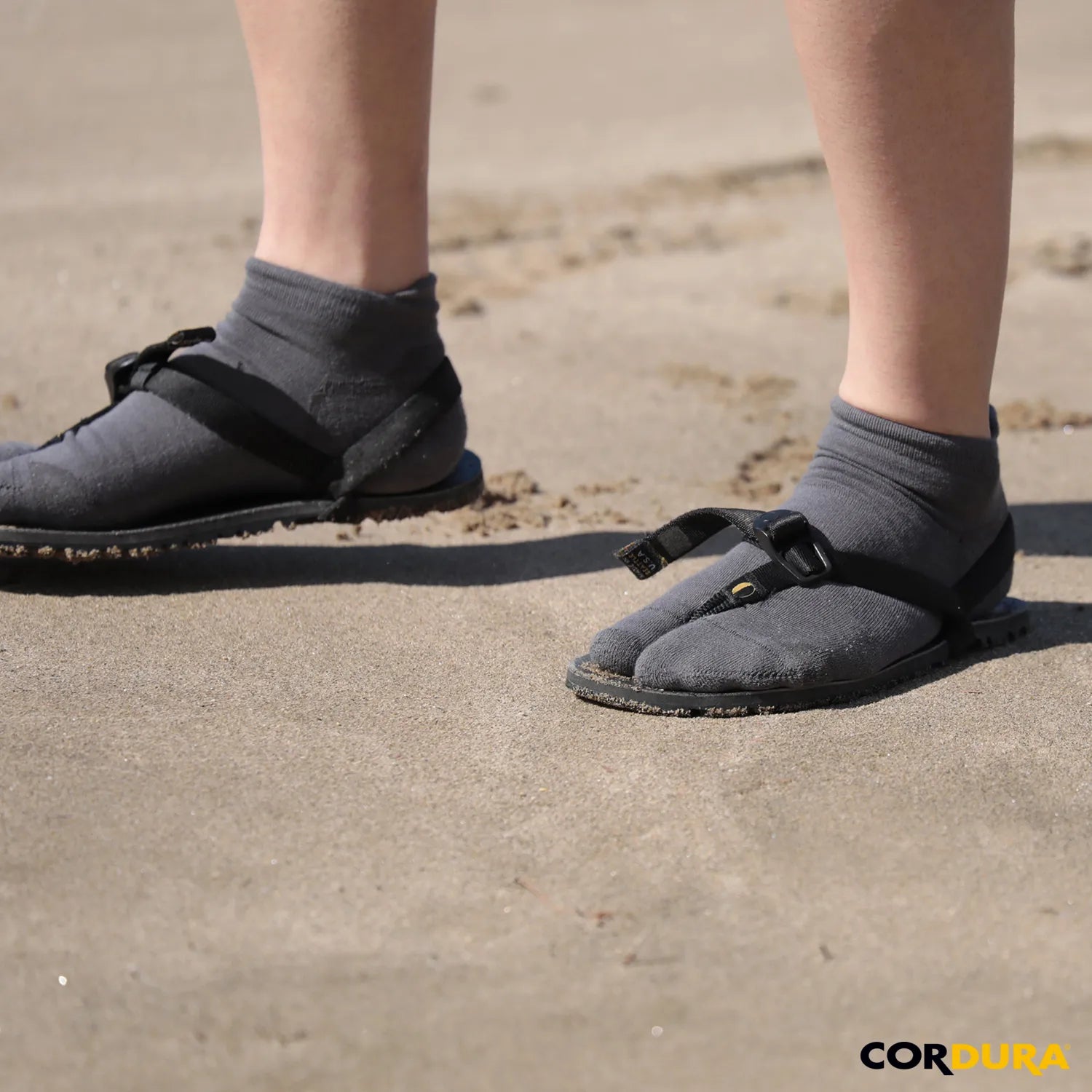 NODAL（ノーダル）のCOTTONとCORDURAナイロンの混紡ソックス「CORDURA 60/40 ANKLE SOCKS」のGREYカラーの斜め正面からの着用写真