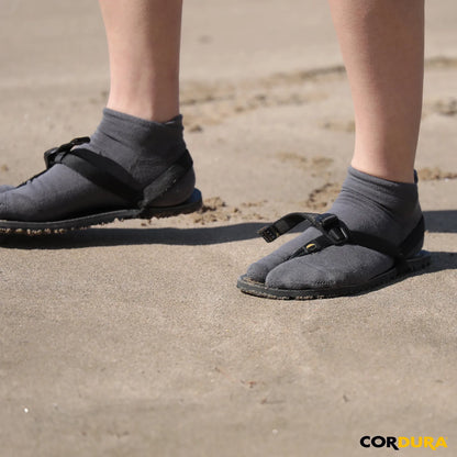 NODAL（ノーダル）のCOTTONとCORDURAナイロンの混紡ソックス「CORDURA 60/40 ANKLE SOCKS」のGREYカラーの斜め正面からの着用写真