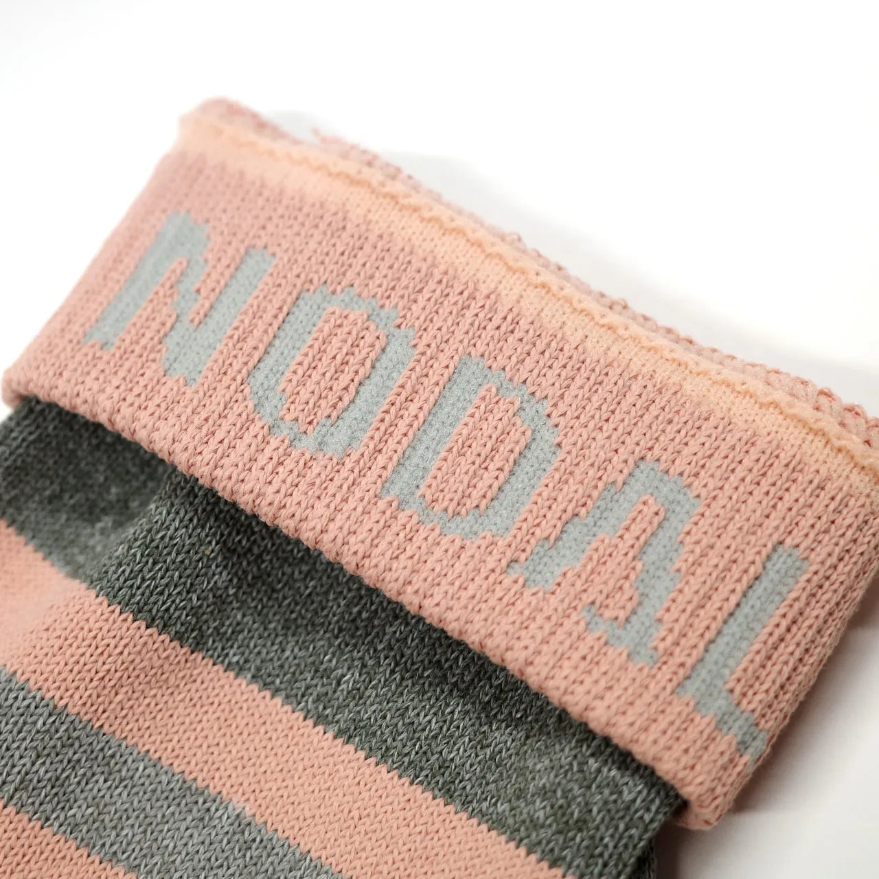 NODAL（ノーダル）の幅広いアクティブシーンに対応するよう設計された高機能パフォーマンスソックス「GYM SOCKS」のPINKカラーの履き口を折り返した写真