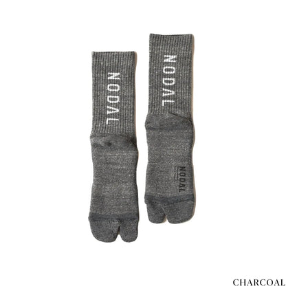 NODAL（ノーダル）の定番モデル「LOGO SOCKS」をより高い機能性にアップデートしたソックス「LOGO GRIP SOCKS」のCHARCOALカラーの背面の商品写真